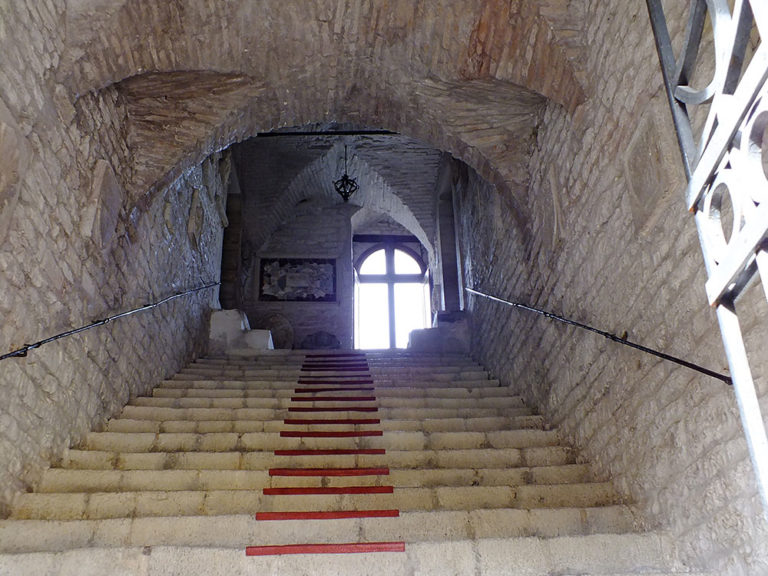 Museo_Archeologico_Sassoferrato_Scalinata