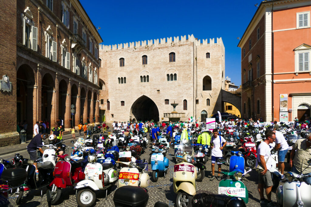 Fabriano_PiazzaDelComune_VespaRaduno-2