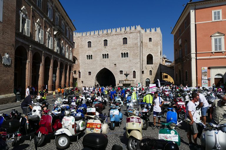 Fabriano-Piazza-Comune-Vespa-Raduno